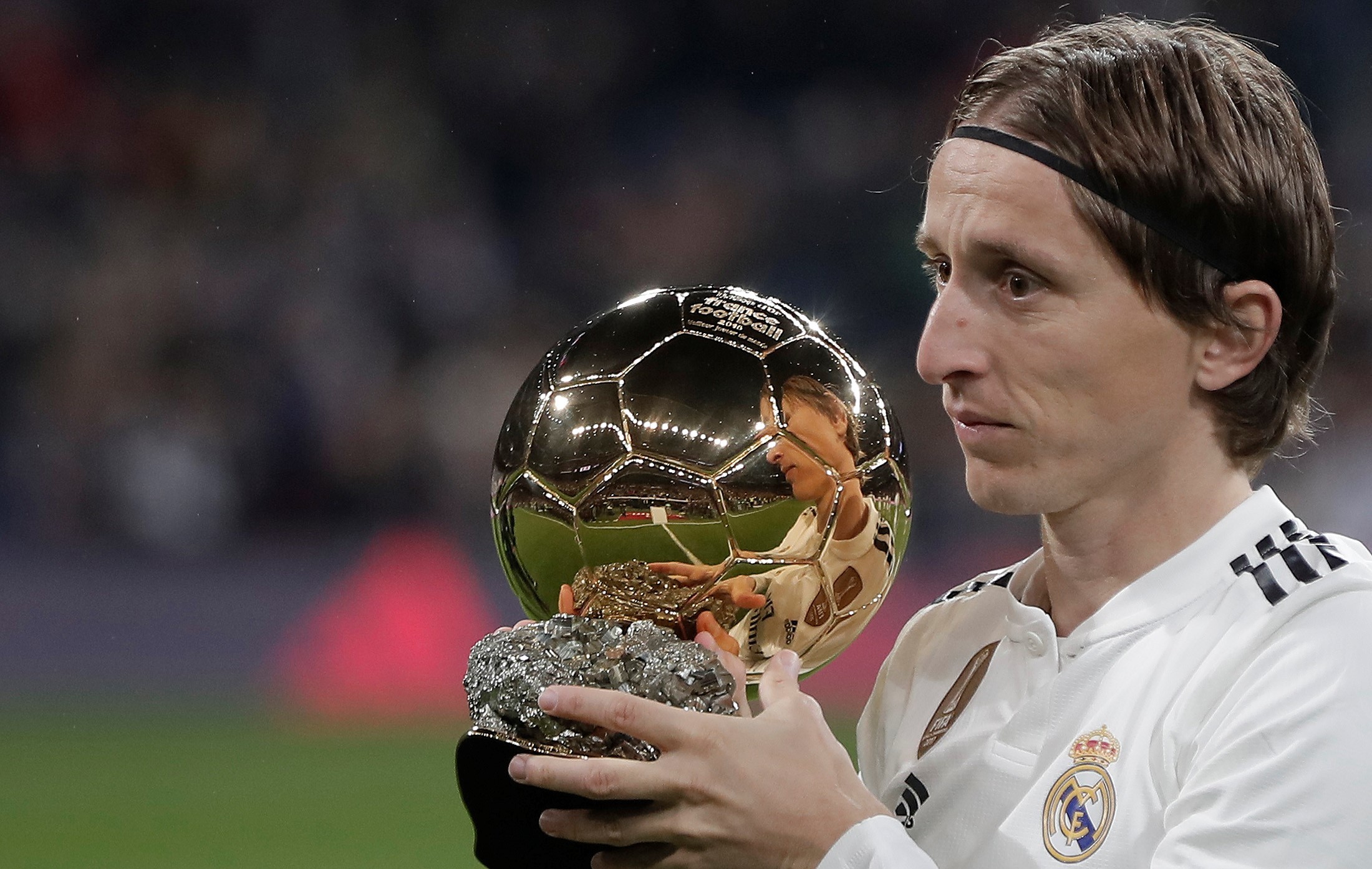 萨拉赫无缘利物浦欧冠名单，斯洛特称俱乐部必须作出回应；此前萨拉赫因未首发炮轰球队